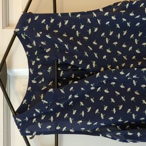 Joie xs navy blue sleeveless 100% silk top blouse floral collarless split neck